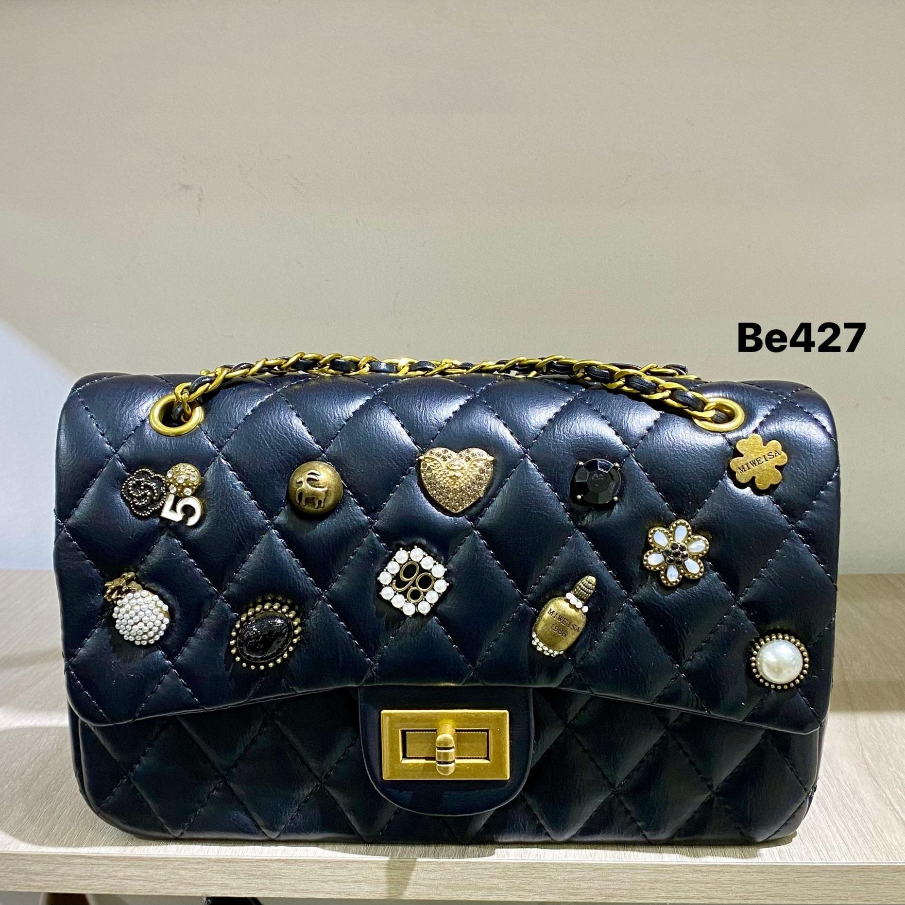 Bolso negro detalles dorados apliques 24cm* 15cm* 8cm 1001 C-B